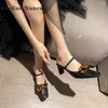 Slippers metalen decoratie ketting zwarte muildieren vierkante teen hoogte verhogen aan de voorste riem zijlucht vrouwen glijbanen glijden op slingback retro pompen