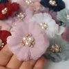 装飾的な花10pcs/lot 6cmパールセンターレースガーゼヘアアクセサリーdiyウェディングドレス服の帽子靴の装飾