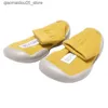 Sneakers baby strumpor skor anti slip småbarn första steg skor baby golv stövlar nyfödda gummisulor inomhus skjutreglage q240413