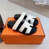 Sandalias de diseñador zapatillas para habitaciones para toboganes para mujeres zapatos diseñadores famosos zapatos de casa para mujeres chanclas sándalo sliders casuales