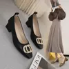 Dress Shoes 2024 Vrouw Elegant Square Toe Beige Heel Vrouwelijke metalen accessoires Comfortabel schattig