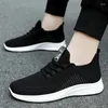 Scarpe casual maschi che correvano in punta rotonda e traslochi trasparenti comodi pizzo inferiore in pizzo su timpiccate sneaker a piedi sorse