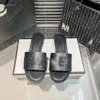 2024 Femmes Designer Slippers Sandale Flat Sumal Brand Chaussures Classic Beach Sandale C Sandales décontractées Femme extérieure de haute qualité Sableaux en cuir authentique