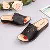 Hausschuhe Römische Stil Frühlings- und Sommersandalen für Frauen Mode Ladies Flat Hollow Out Hakenschleife Keilblütenschuhe