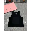 2024 Summer Short Sleeveless Designer MIU Kvinnors broderade brev ärmlös tank topp mode stereoskopisk brev kvinnors lim fit tank top 239