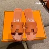 Najlepsza jakość designerskie kapcie skórzane sandał oran ten sam styl dla kobiet slajdy letnia rozrywka wakacyjna wakacyjna slajdy plażowe kapcie płaskie buty