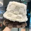 ベレー帽は子羊のぬいぐるみ漁師の帽子の女の子ファッションベルベルフリースチェッカーバケツ冬のコールドプルーフキャップ屋外で広く暖かさ