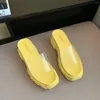 Slipare 2024 Transparent plattform Kvinnor Silver Yellow Muffins Shoes Summer Slides Female Clear Band Flip Flops