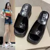 سميكة من النعال العالية ذات الكعب الصيفي ، 2024 New Sponge Cake Casal One Line Slippers ، Square Toe Formeral Sandals لأحذية النساء