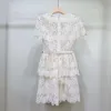 봄과 여름을위한 디자이너 드레스, 여성을위한 새로운 아이보리 흰색 짧은 슬리브 허리 Cinching Dress, V-Neck 벨트 허리 Cinching 케이크 드레스