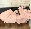 Pontas de duas peças femininas Designer Xiaoxiangjia Versão correta, bordado de seda de gelo respirável rosa com o mesmo conjunto de proteção solar, jaqueta de mangas compridas e shorts i0