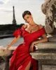 Robes de fête sur l'épaule Robe en satin rouge avec la longueur du sol à fente pour les femmes Plume de corps sur mesure jamais jolie