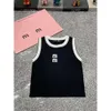 2024 Summer Short Sleeveless Designer MIU Kvinnors broderade brev ärmlös tank topp mode stereoskopisk brev kvinnors lim fit tank top 829