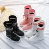Bottes 2024 Automne Hiver Enfants tissés High Girls Chaussures Cuir chaud dans le tube de la neige des enfants coréens