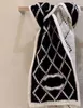 2024 고품질 스카프 브랜드 캐시미어 스퀘어 스카프 간단한 검은 흰색 헤어 밴드 랩 랩 여성 디자이너 스카프 인기있는 디자인 패션 따뜻함 선물 커플 가족