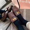 Sıradan Ayakkabı Kahverengi Retro Deri Kadınlar İçin Kahverengi Retro Deri İngiliz Stil Loafers Slip-On Lüks Metal Dekorasyonu Kadın Mokasenler