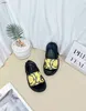 Popular Baby Slippers Yellow Pattern Design Sapatos infantis Tamanhos 26-35, incluindo Shoe Box Sandal