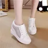 Scarpe casual Donne a cuneo Sneaker Sneakers in gomma in pelle Brogue tacchi alti allacciati altezza punta in punta aumentando Creepers White Silver