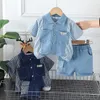 Kledingsets 2024 Boutique Babyjongen Zomerkleding voor kinderen Boys 2 tot 3 jaar Cartoon Verticale gestreepte denimoverhemden Tops en shorts Suit