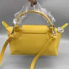 デザイナーの卸売ボルサオリジナル穴あき黄色のバッグカラートイレタリーバッグストラップパンミニ軽dumplingスモール選択肩の財布の女性トート