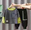 Kläder sätter vårens höst pojkar kläder 2024 koreansk stil barn randig lapptäcke långärmad t-shirts byxor casual babykläder barn