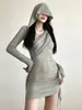 Casual klänningar Pure Desire Sexig stil Solid Color Cut Out Long Sleeve Hooded Dress Ins Autumn Fashion Slim Fit BodyCon