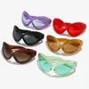 Okulary przeciwsłoneczne Unikalne modne koty oko projektantki designerskie ins moda y2k owij się wokół czerwonych okularów Ogółeizowane odcienie UV400