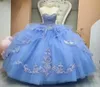 2022 Gorgeous Sky Blue Quinceanera Robes en dentelle en dentelle en perle Applique Longueur du sol Crystaux Sweetheart Coldolline Sweet 16 anniversaire2772592