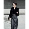 Robes de travail Hiver Français Rétro Black en V et jupe Suisse mince Suis-en-combinaison féminine jeune avec une ceinture moyenne mordante