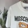 Moschinno camisa transfronteira marca da moda europeia bens de verão ursinho urso de pelúcia curta camiseta de manga curta, estilo unissex casal, peito teddy urso letras 918