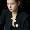 Brooches Ladies Elegant Daisy Flower Dropping Oil Brooch Light Luxury Gold Plated Three Chrysanthemum Buckle Pins Original Design Jewelry