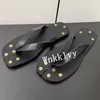 Slippers 2024 Zomer Open teen Echt lederen anti -slip voor dames retro klinknagel Mitre Vacation Strandschoenen unisex