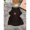 2024 Summer Short Sleeveless Designer MIU Kvinnors broderade brev ärmlös tank topp mode stereoskopisk brev kvinnors lim fit tank top 239