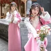 Zużycie scena Tybetańska niebieska różowa żeńska styl etniczny po wycieczka strzał dziewczyny