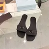 Frauen Designerrutsche schwarze Satinrutschen gestaßen Leder Slipper Sommer Flat Mule Sandals Haus Beach Pool Komfort Mules lässig