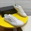 Chaussures de designer Sneakers courtiers Men Trainers Vérite plate-forme en cuir brodé Sneaker Signature du logo avec taille de boîte 38-46