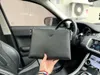 Männer mit Taschen Silber Etikett Klassische Designer -Tasche Silber Reißverschluss Metall Logo Schwarz hohe Qualität