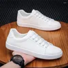 Lässige Schuhe Männer koreanischer Stil weißer Herbst Mode-Sneakers Trend nicht rutschloser Komfort Flats Sapatos Maskulinos