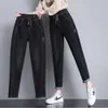 Elastiska jeans med stor storlek för kvinnor med hög midja, elastisk midja, grenbeläggning, bantningsutseende, hög löshet, Harlan -byxor, morotbyxor, vår och