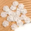 Dekorative Blumen 30pcs künstliche Rose gefälschte DIY Brautkleidung Handwerk Dekor für Home Hochzeit Dekoration Kuchen Geschenkzubehör