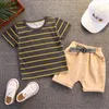 Kledingsets 2 stks kinderen zomer 2024 babyjongen kleren 9 tot 12 maanden outfit gestreepte korte mouw t-shirts en shorts kinderkinderen