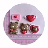 Figurine decorative di San Valentino Cartoon Bear Heart Back Resina Scrapbooking Cabochon per parti di decorazioni telefoniche Cravalche per capelli fai da te artigianato