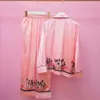 Roupas em casa 2024 Primavera Autumn Outono Feminino Pijama de seda de seda rosa Camisa de manga comprida calças duas peças usam roupas de dormir femininas