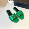 Designer Sandaler Luxury Slides tofflor för kvinnor svart brungrön rödrosa platt klackar patent läder metall damer guld kvinnor mulor glida sommarskor