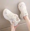 2024 Nuovo top spesso mesh a maglia piccola per scarpe bianche da donna casual e traspirante scarpe sportive elevate internamente 35-47