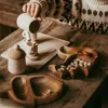 Тарелки подают поднос различные формы белка деревянные закуски кофейные лотки