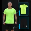 ショートパンツメンズスポーツウェアキット半袖スポーツスポーツシャツの男性サッカージムフィットネスの男性Tシャツ+ショーツセットのために2PCSスーツ