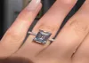 Anel de declaração 925 Sterling Silver Princess Cut Diamond noivado Rings Baia de casamento para homens Jóias de festa do presente2825504