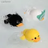 Toys de bain Baby Clockwork Petit canard jaune bébé toys de bain enfants garçons filles jouant dans la combinaison de salle de bain d'eau 240413