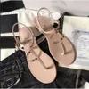 Nieuwe flats sandaal dames schoenen kanaal 2024 zomer strandclip teen glijbanen luxe merkontwerper flip-flops gewatteerde ketting sandalen slippers logo tn 231